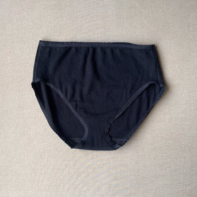 black undie in L