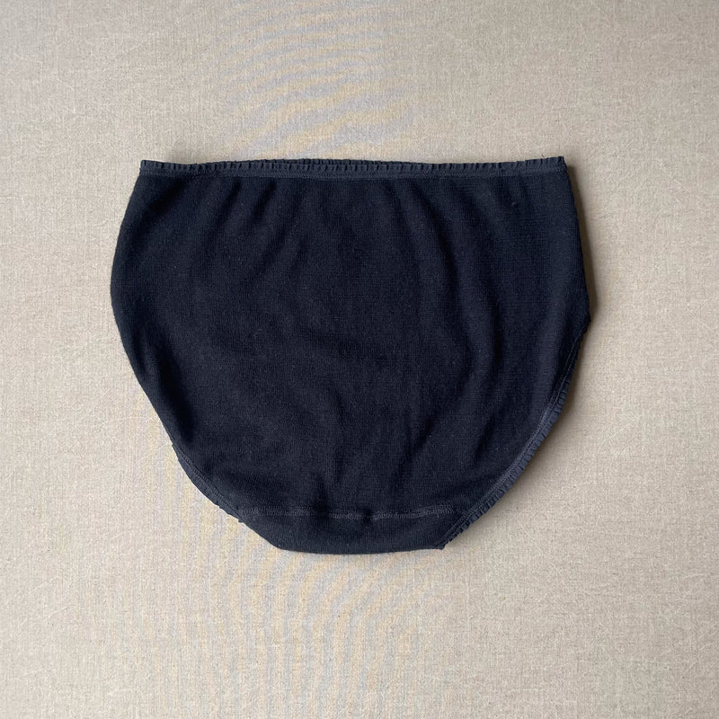black undie in L
